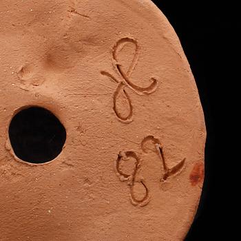 HERTHA HILLFON, knäckebröd, oglaserat lergods, sign H -82.