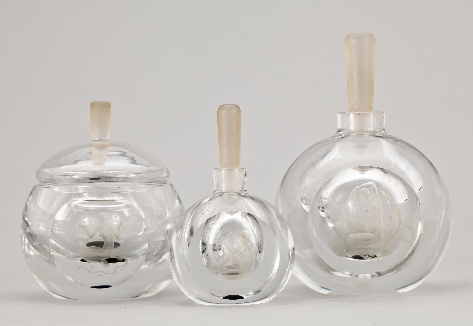 FLAKONGER, 2 st samt BURK MED LOCK, glas, art deco. Vicke Lindstrand, Orrefors, sign, 1930-tal.