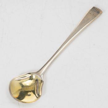 Saltkar, 2 st snarlika, silver och glas, troligen Frankrike. 1800-tal.