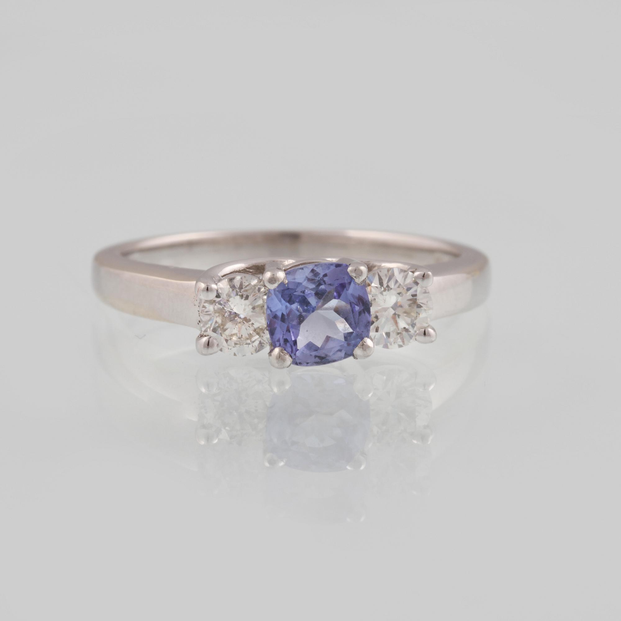 RING, 14K vitguld och platina med fasettslipad tanzanit samt 2 briljantslipade diamanter ca 0.50 ct. Vikt 4,1 gram.