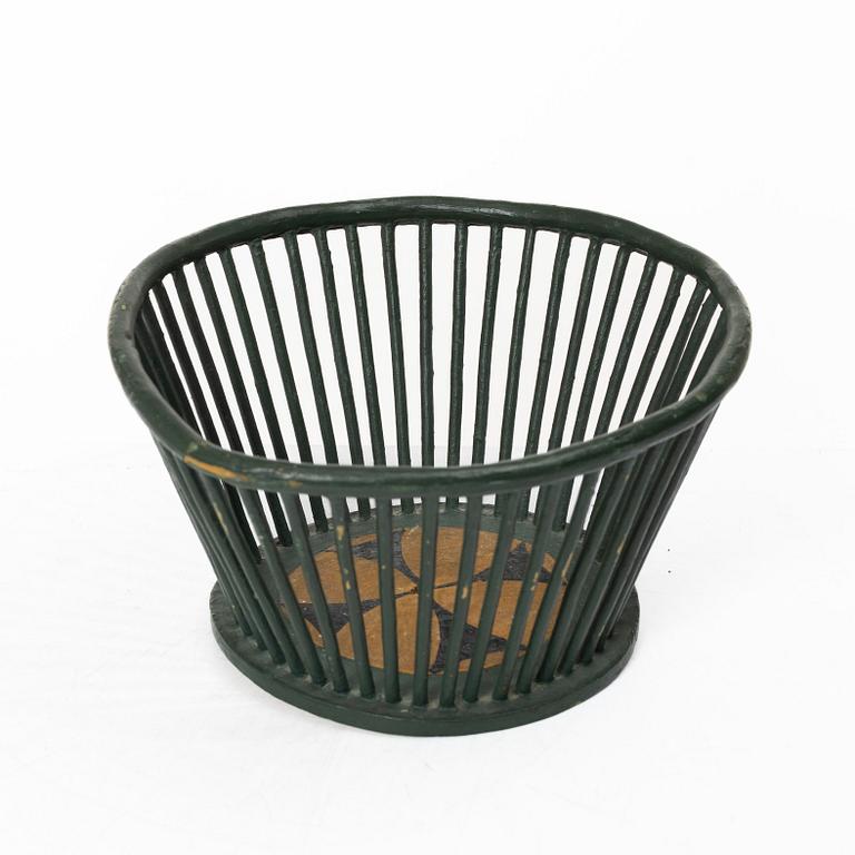 Pine basket, 19th century.
