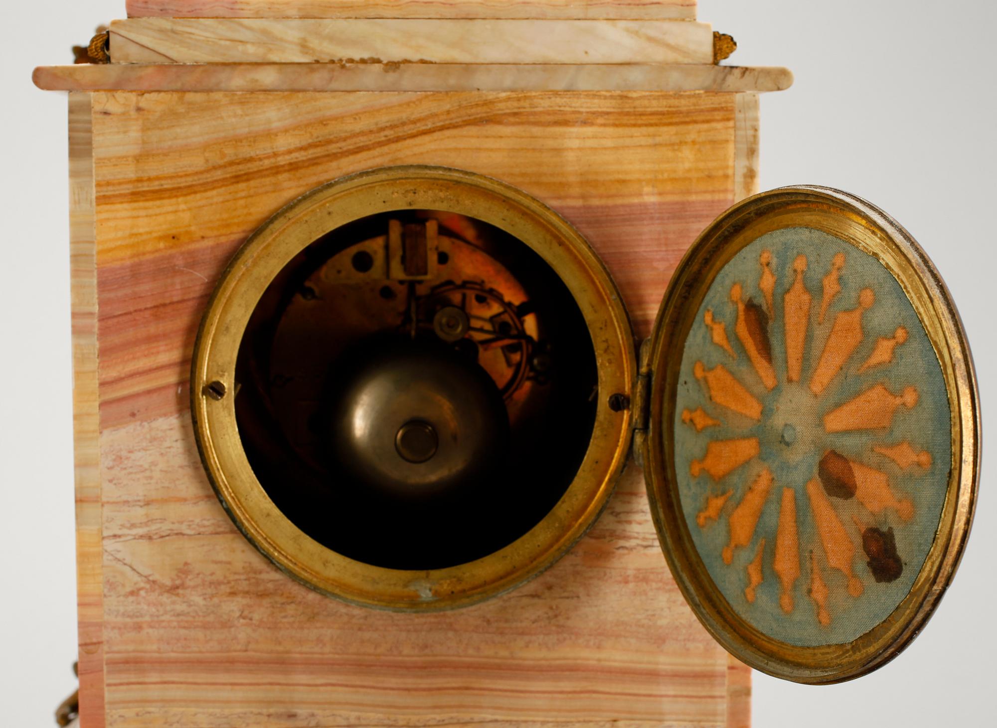 BORDSPENDYL, marmor och mässing, Louis XVI-stil, 1800-/1900-tal.