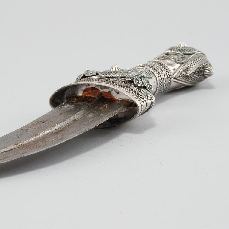 KHANJAR, trä klätt med silver samt skinn, troligen Oman, 1900-tal.