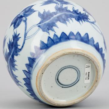 A blue and white jar, Qing dynasty, Kangxi (1662-1722).