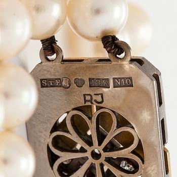 Pärlcollier, lås 18K guld med diamanter. St Eriks Silversmedja, Stockholm, 1987.