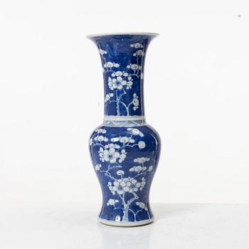 A blue and white porcelain vase, China, Qing dynasty, 19th century.