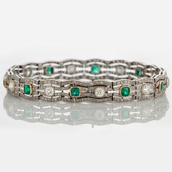 A bracelet set with ten old-cut diamonds with a total weight of ca 2 cts and faceted emeralds.