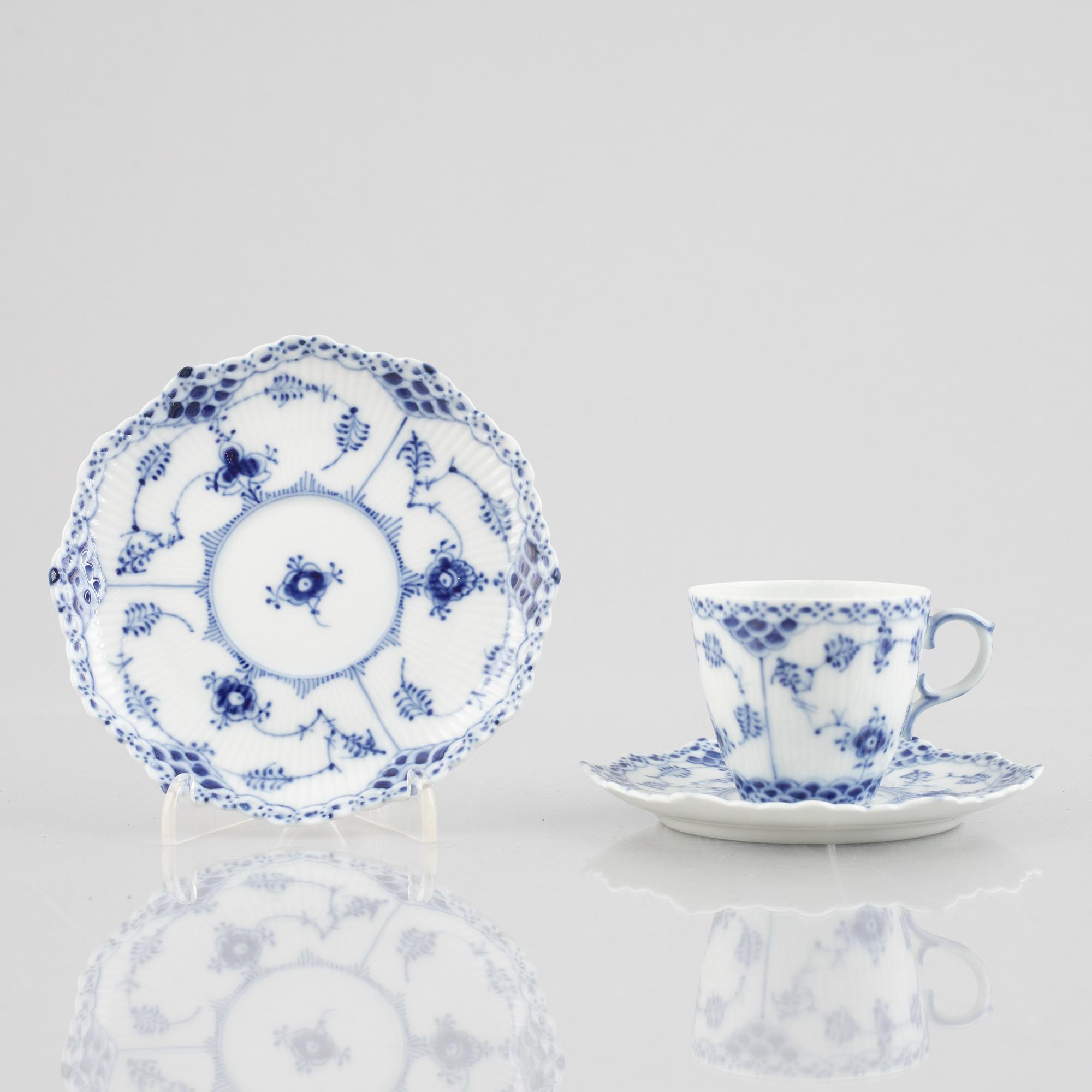 13 half lace "Musselmalet" porcelain coffee cups with saucers, Royal Copenhagen, Denmark.