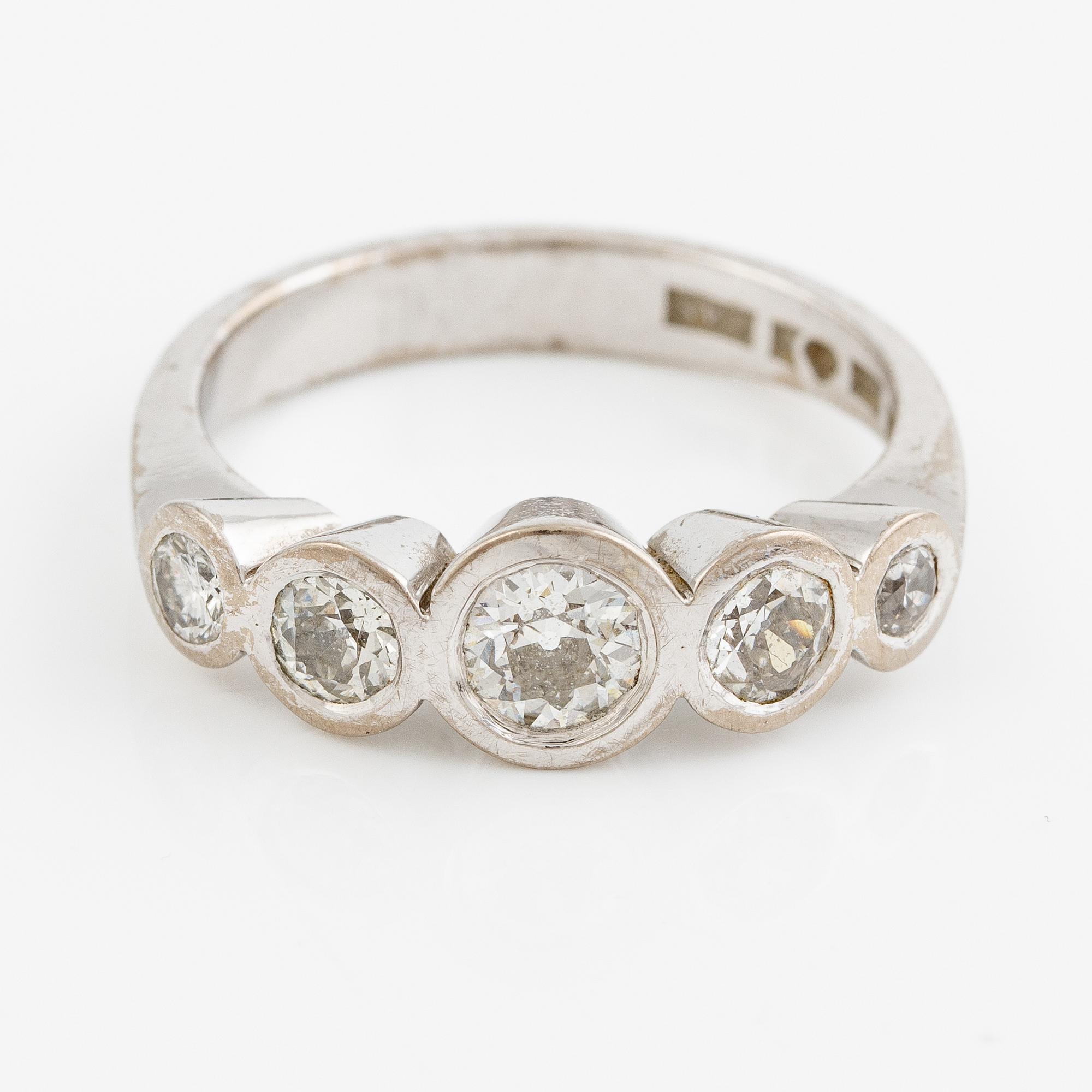 Ring 18K vitguld med fem gammalslipade diamanter.