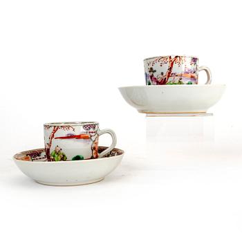 A set of two imari cups with stands from the 18th/19th Century.