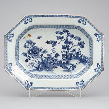 STEKFAT, porslin, Kina, Qing dynastin, Qianlong (1736-1795).