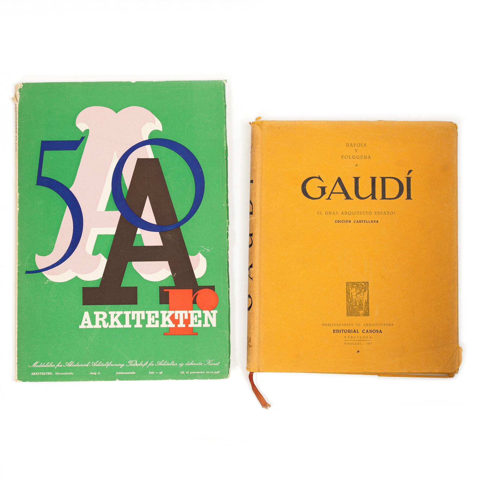En samling böcker och tidsskrifter om arkitektur, bl a "Gaudí" och "The Work of Frank Lloyd Wright".