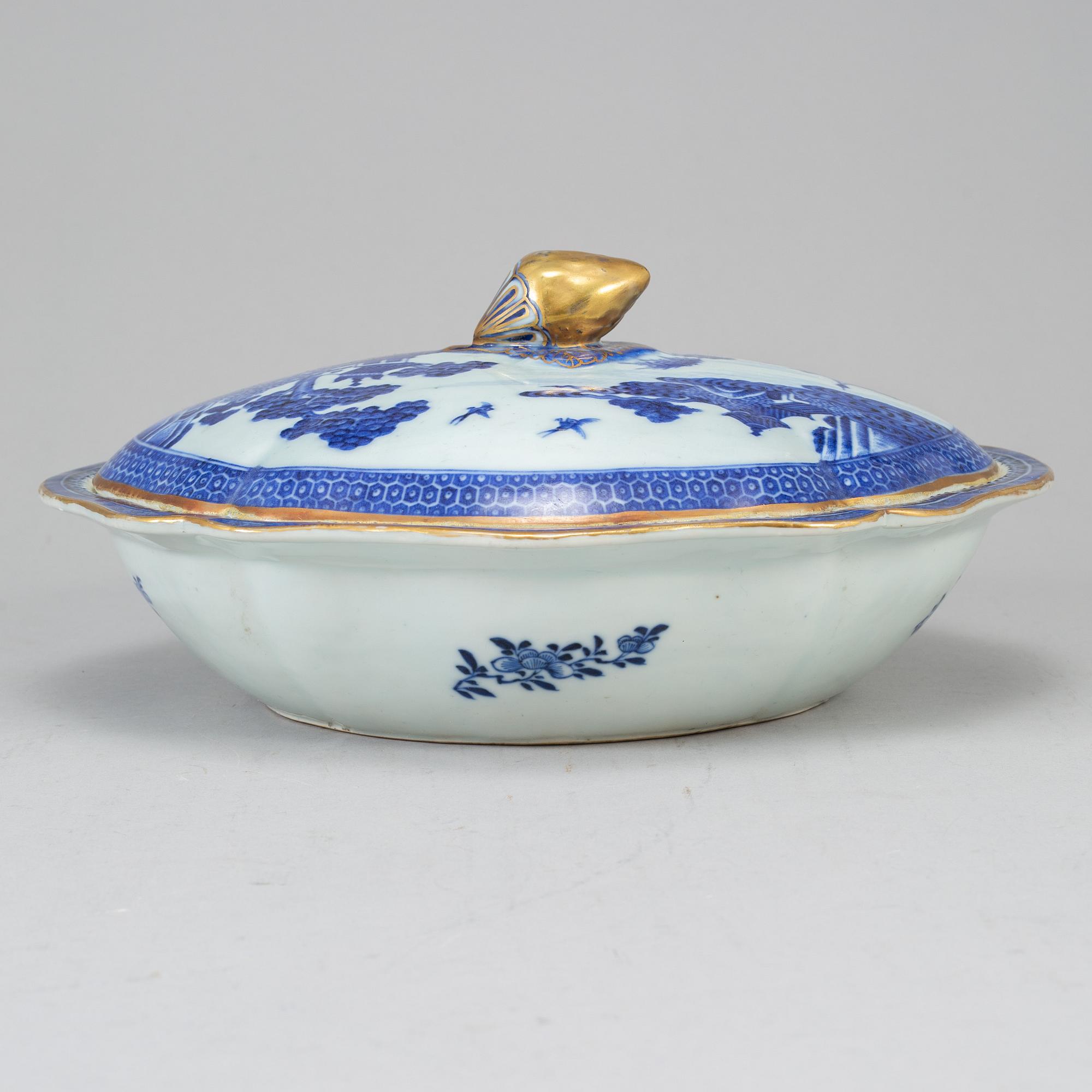 A blue and white vegetable tureen with cover, Qingdynasty, late 18th Century.