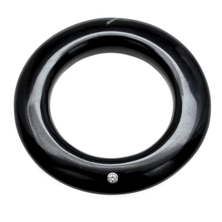 BANGLE, onyx set with brilliant cut diamond, 0.24 cts.