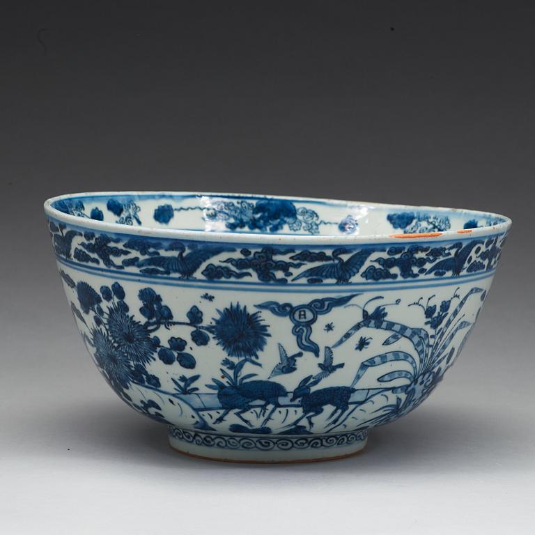 A massive blue and white bowl, Ming dynasty, Wanli (1572-1620).