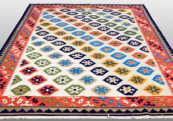 CARPET, Kilim Shiraz, ca 300 x 240 cm.