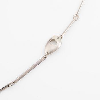 Firma Georg Jensen en collier och ett par örhängen, sterlingsilver.