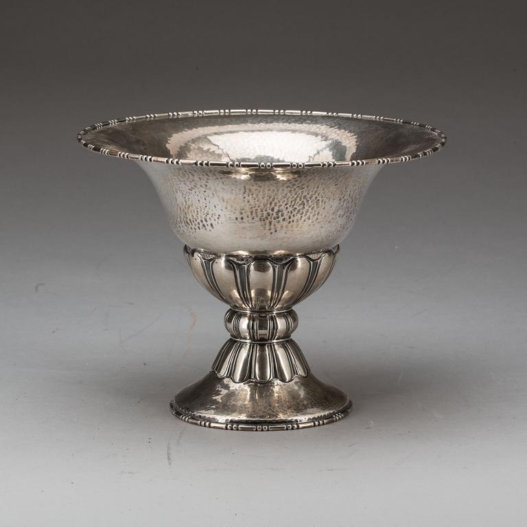 SKÅL på FOT, silver, C G Hallberg, 1924. Vikt ca 550 g.
