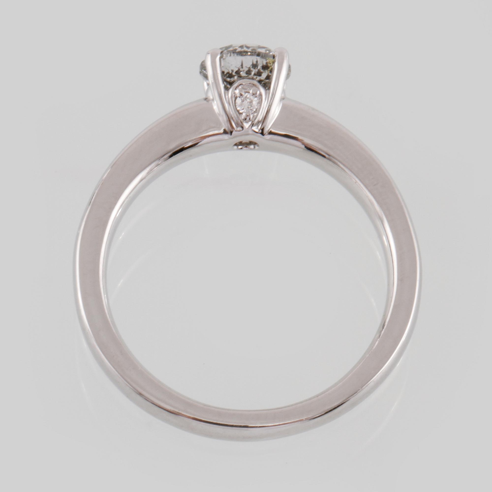 RING, 18K vitguld med briljantslipad diamant 0.77 ct samt 2 små briljantslipade diamanter 0.02 ct. Vikt 5,1 gram.