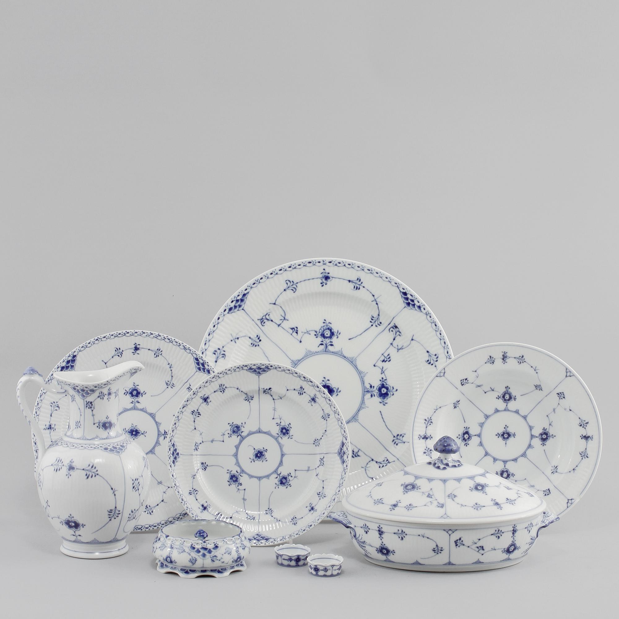 MATSERVIS, 43 delar, porslin, "Musselmalet", Royal Copenhagen, 1900-talets andra hälft.