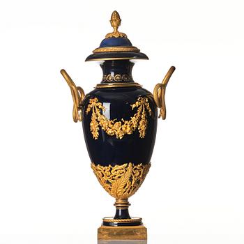 Golvurna, porslin och förgylld brons. Frankrike, "Sèvres" omkring år 1900.