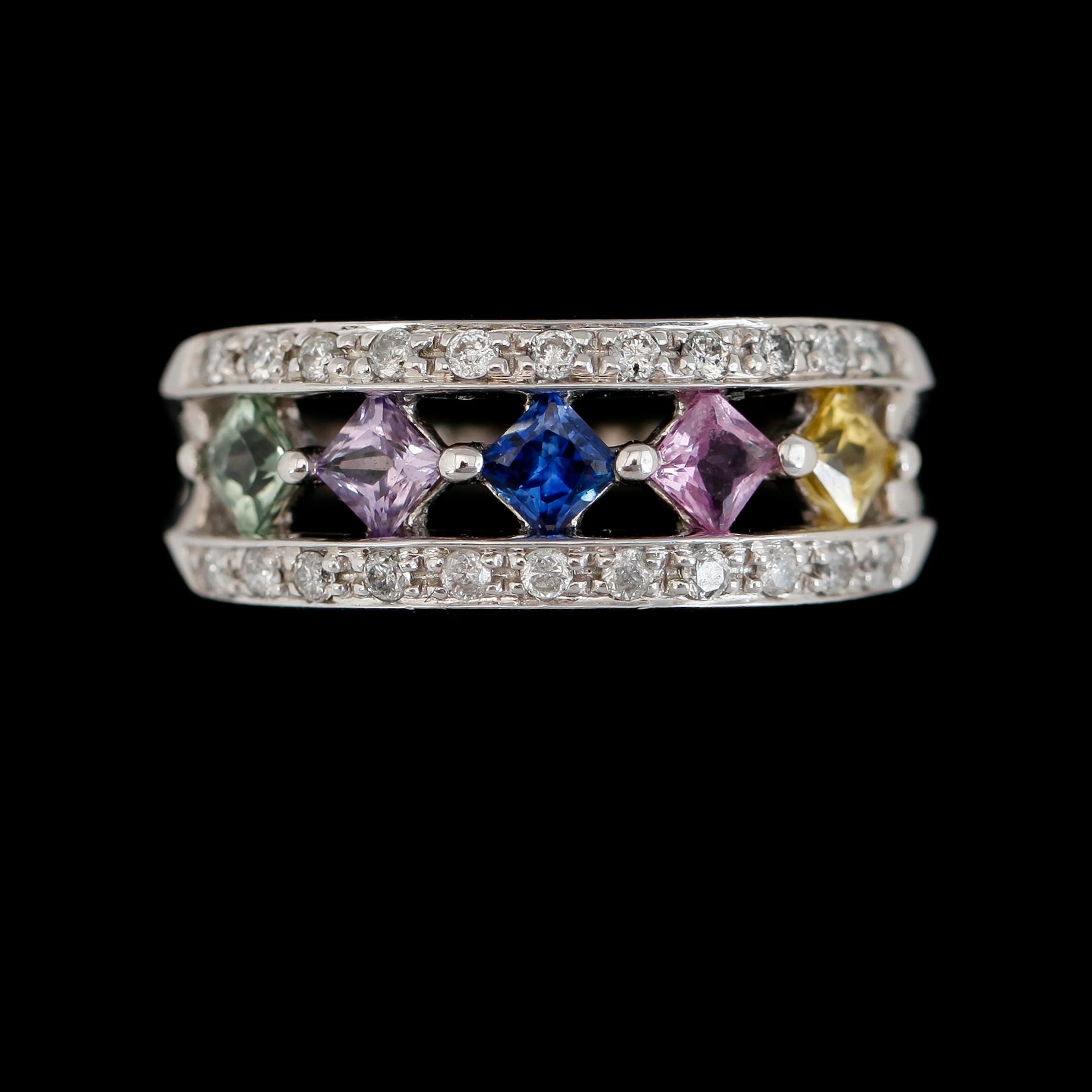 RING, 10K vitguld, diamanter tot ca 0.25 ct och flerfärgade safirer. Total vikt ca 4 g.