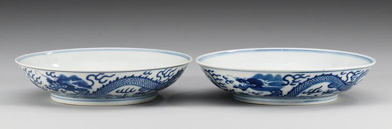 A pair of blue and white 'dragon' dishes, late Qing dynasty (1644-1912) with Guangxu´s six character mark.