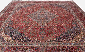 A carpet, semi-antique, Kashan, ca 443,5 x 314,5 cm.