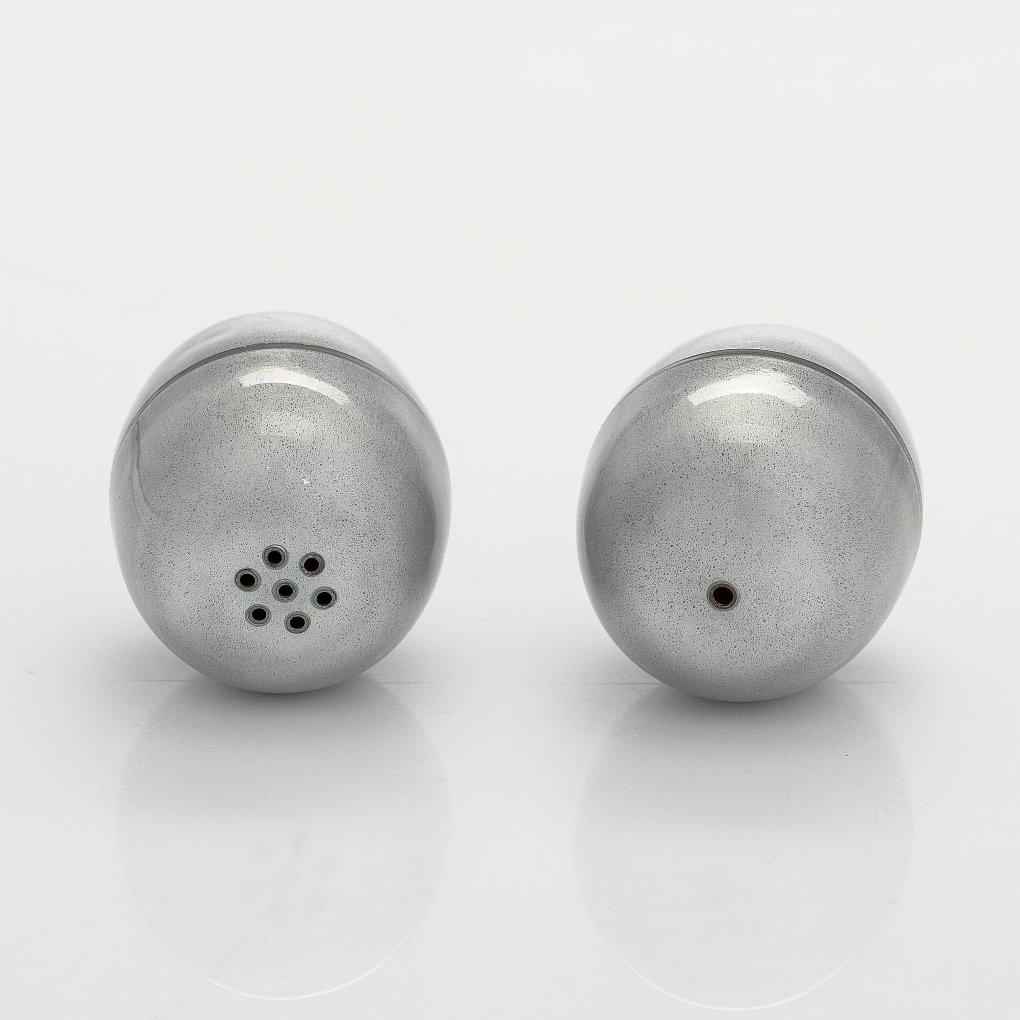 Timo Sarpaneva, Salt and pepper shakers in enamelled sterling silver, Tillander, Helsinki 1992.