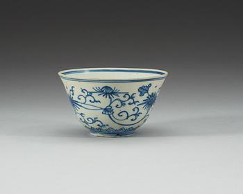 A blue and white bowl, mid 17th Century.