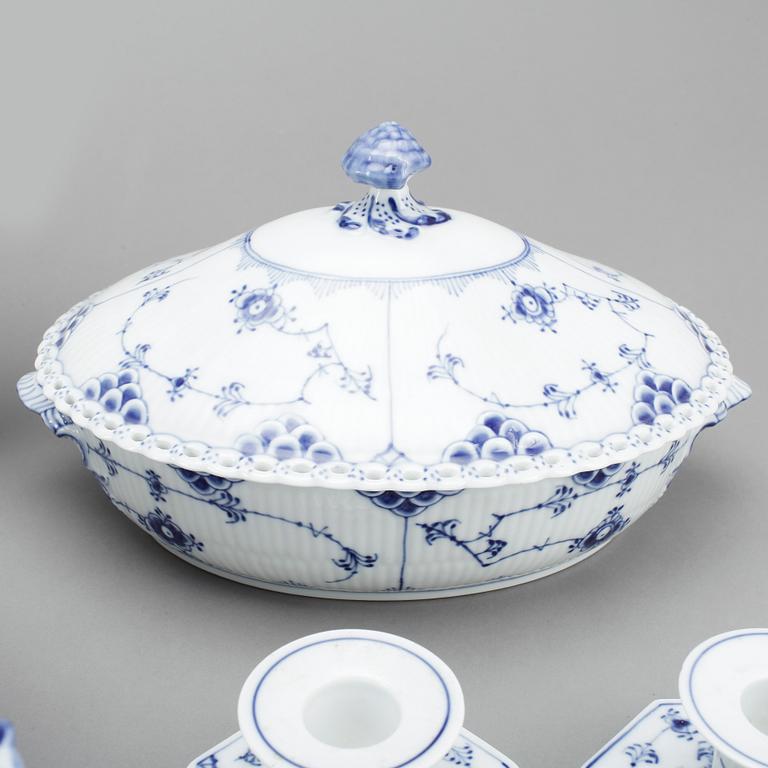 SERVISDELAR, 84 stycken, porslin, Musselmalet, Royal Copenhagen.