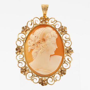 Pendant/brooch in 18K gold with a shell cameo.
