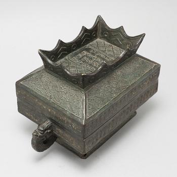 A bronze box with cover, Late Qing dynasty.