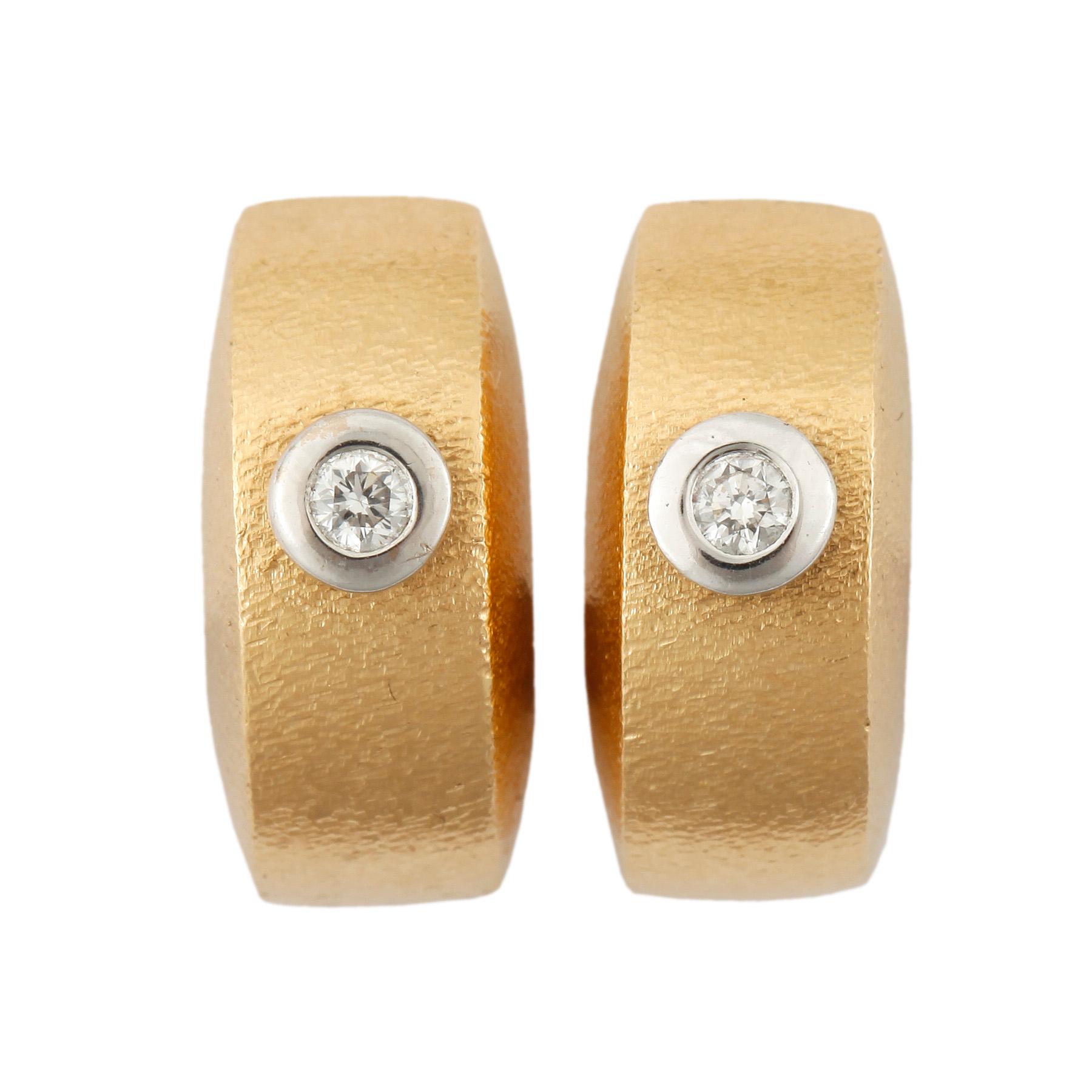 ÖRHÄNGEN, ett par, Ole Lynggaard, 18k guld med 2 diamanter tot ca0,06ct.