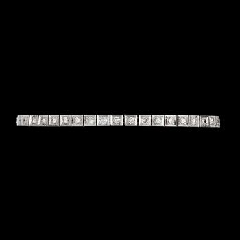 1072. A brilliant-cut diamond bracelet. Total carat weight circa 2.73 cts.