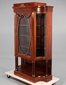 VITRINSKÅP, Christ & Quarack, Eisenbach, Tyskland, omkring 1900.