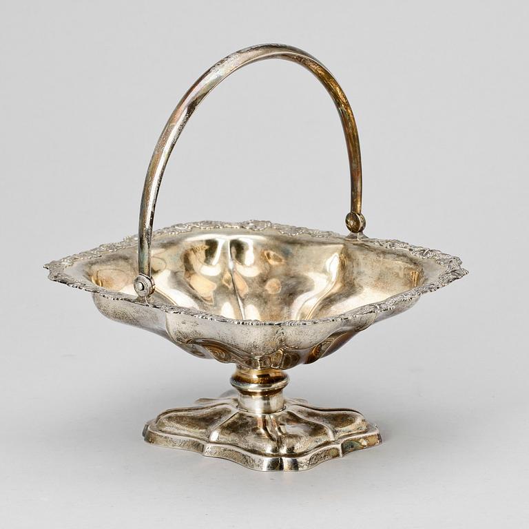 SKÅL MED HÄNKEL, silver, senempirestil, Finland, troligen omkring sekelskiftet 1900, vikt ca 480 gram.
