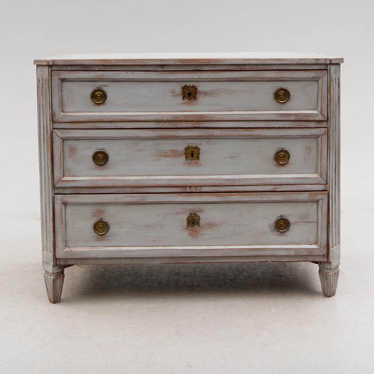 BYRÅ, sengustaviansk, omkring år 1800.