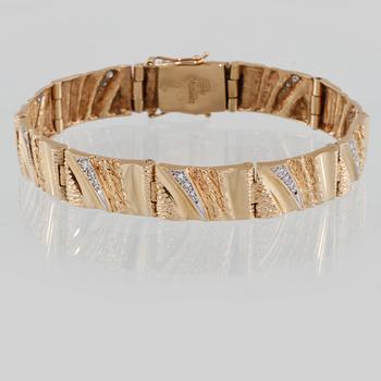 ARMBAND, 18K guld och vitguld med briljantslipade diamanter 0.54 ct, "Vildmark", Carlsen, Sundsvall, 1997. Vikt 41,9 g.