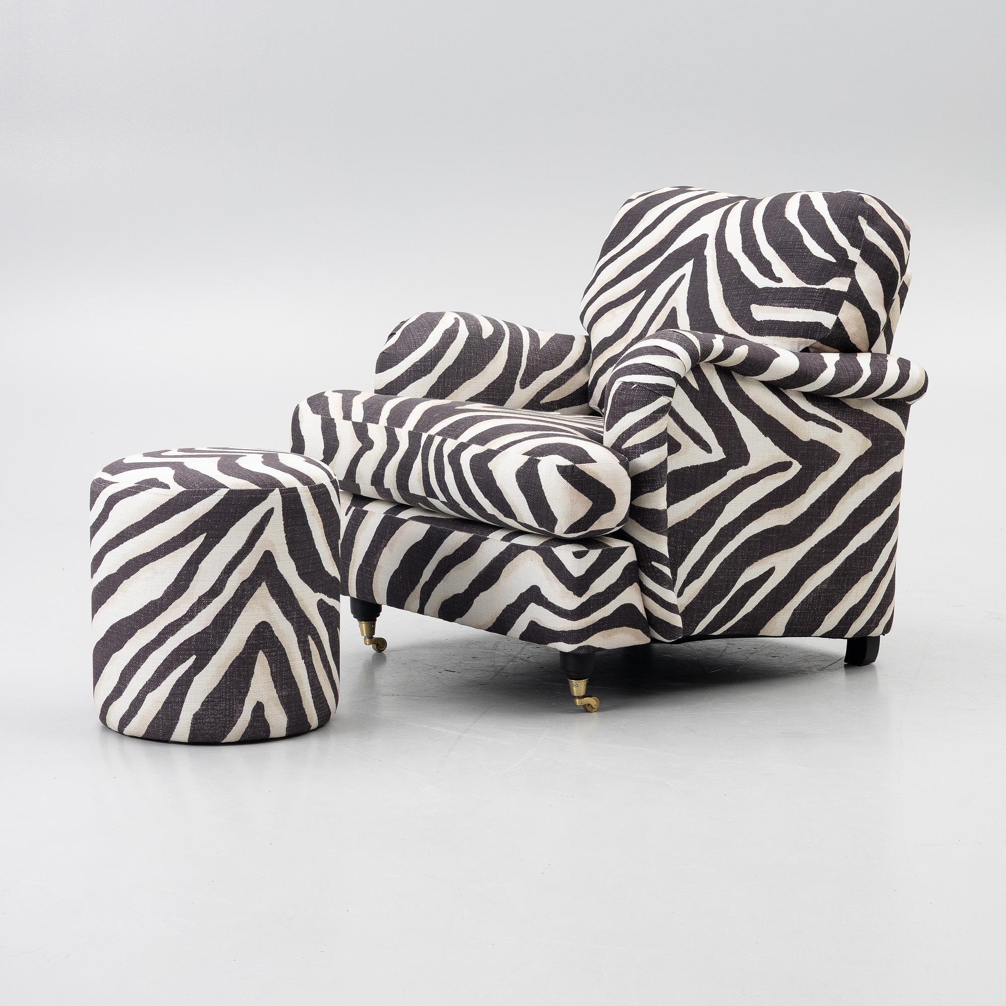 Fåtölj, av Howard-modell, samt pall.