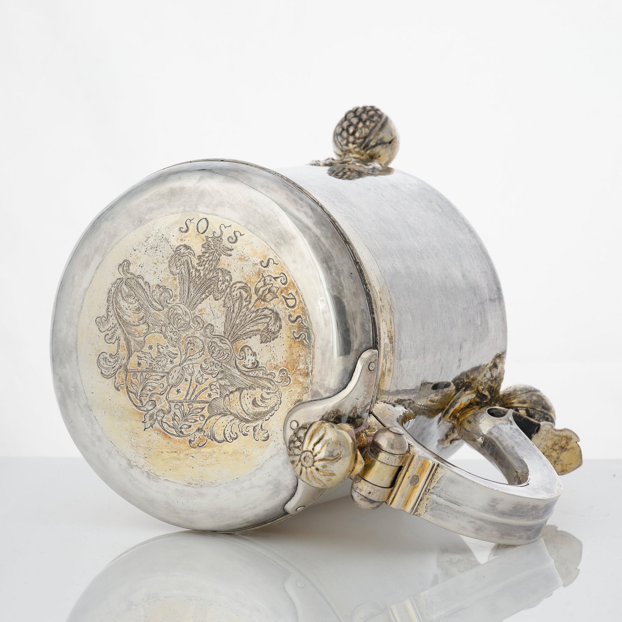 Dryckeskanna, dubbelslagen mästarstämpel, möjligen för Carl Arfwedson Åhl (verksam i Nyen 1687-1698). Barock.