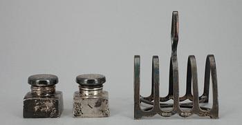STRÖARE 2 st, sterlingsilver, USA, 1900-talets mitt samt TOASTSTÄLL, sterlingsilver, Birmingham 1931. Tot.vikt ca 176 g.