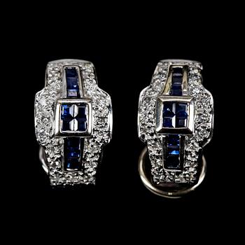 260. EARRINGS, carré cut blue sapphires and brilliant cut diamonds, tot. app. 0.40 cts.