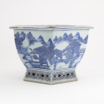 A large blue and white flower pot, Qing dynasty, Qianlong (1736-95).