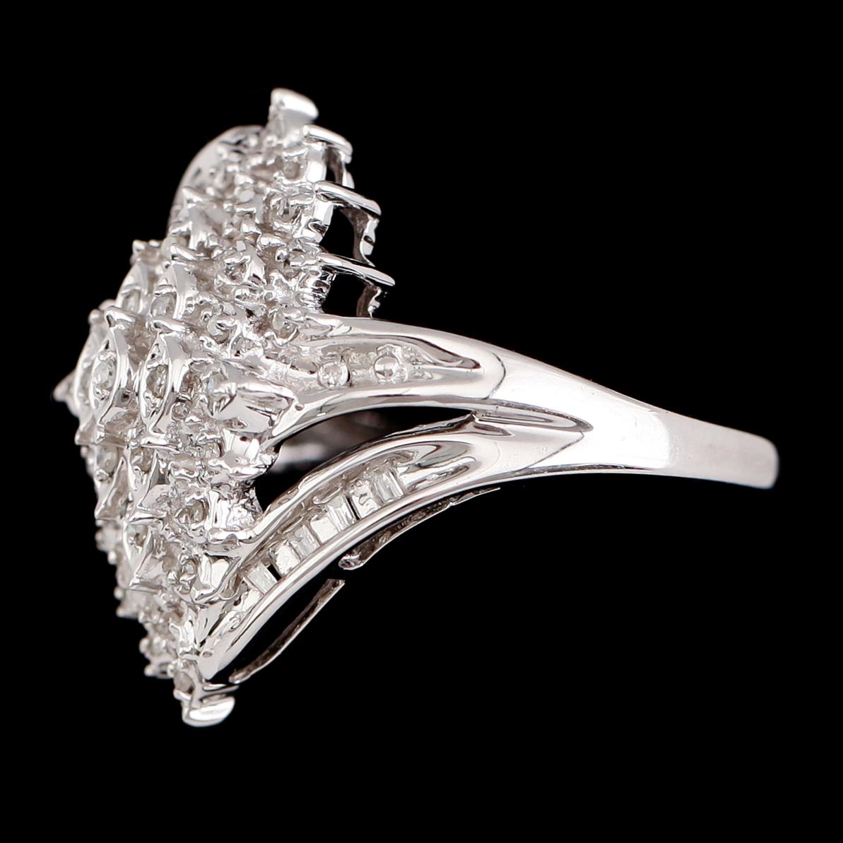 RING, 10 k vitguld, briljant- och baguettslipade diamanter tot 0.25 ct.
