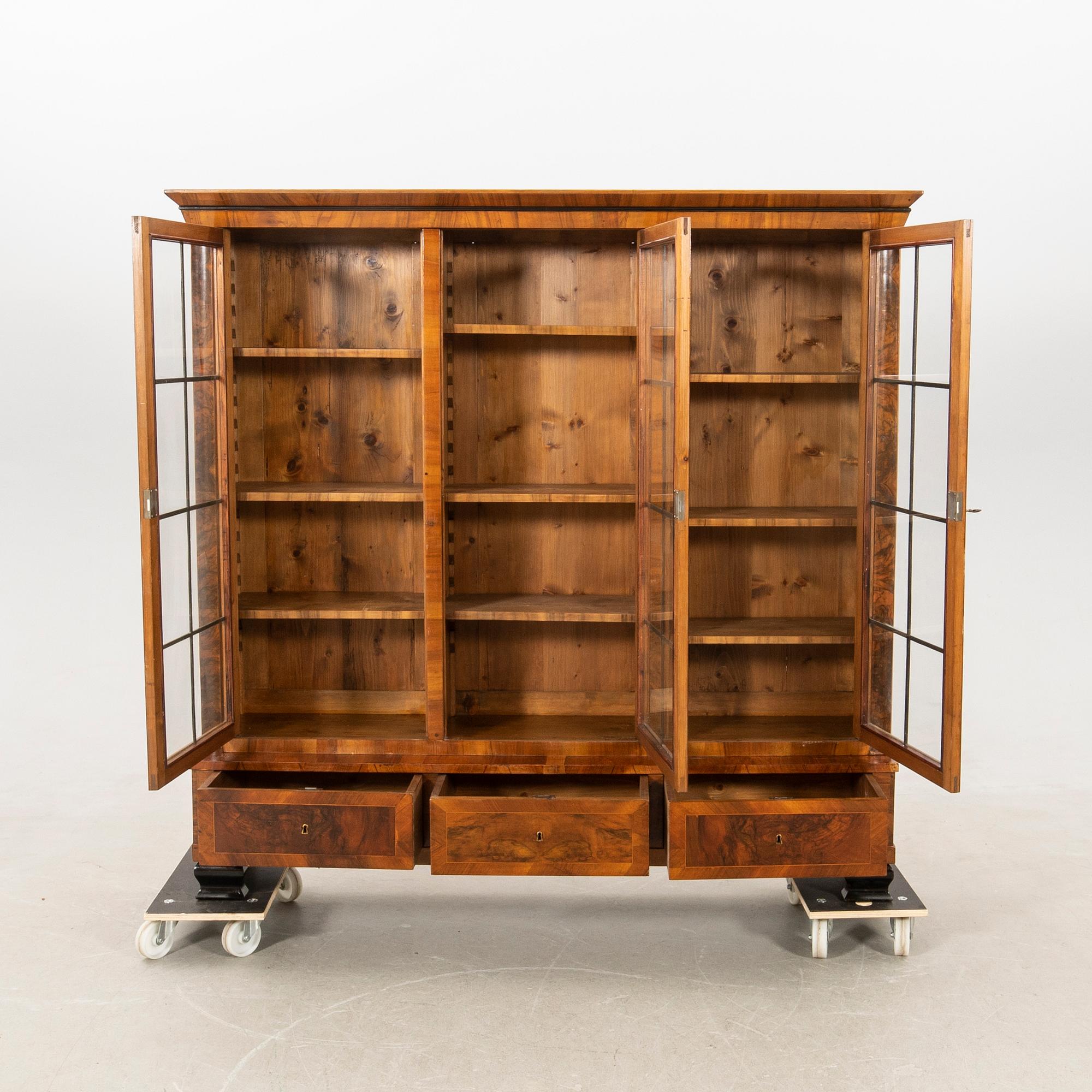 Bookcase/Display cabinet, first half of the 20th century.