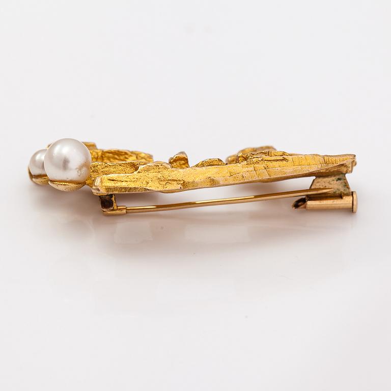 Björn Weckström, A 14K gold and cultured pearls brooch "Bow of Argo". Lapponia 1970.