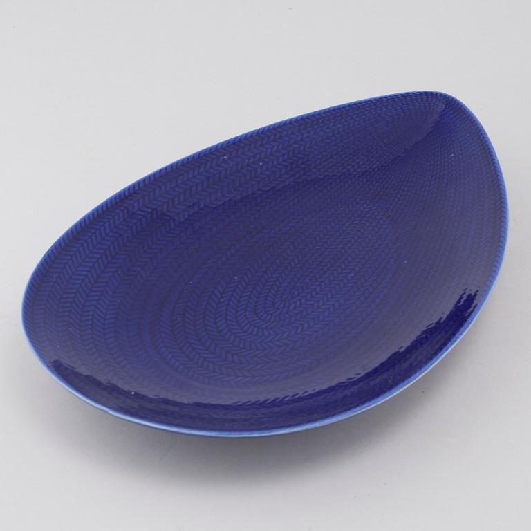 34 pieces of porcelain tableware by Hertha Bengtson for Rörstrand, model "Blå eld", second half of the 20th century.