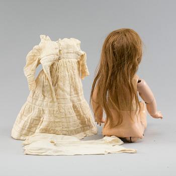 A SIMON & HALBIG DOLL 1039, GERMANY, 1910.
