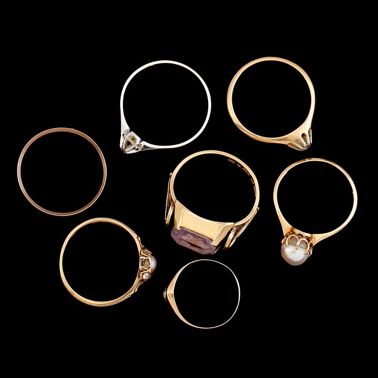 RINGAR, 7 st, guld, bla briljantslipade diamanter. Total vikt ca 11,3 g.